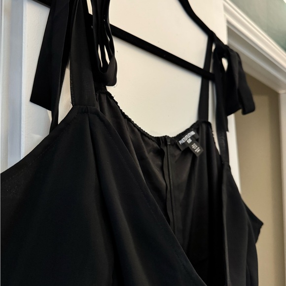 Elegant Black Drape Midi Dress with Underwire - Picture 7 of 10